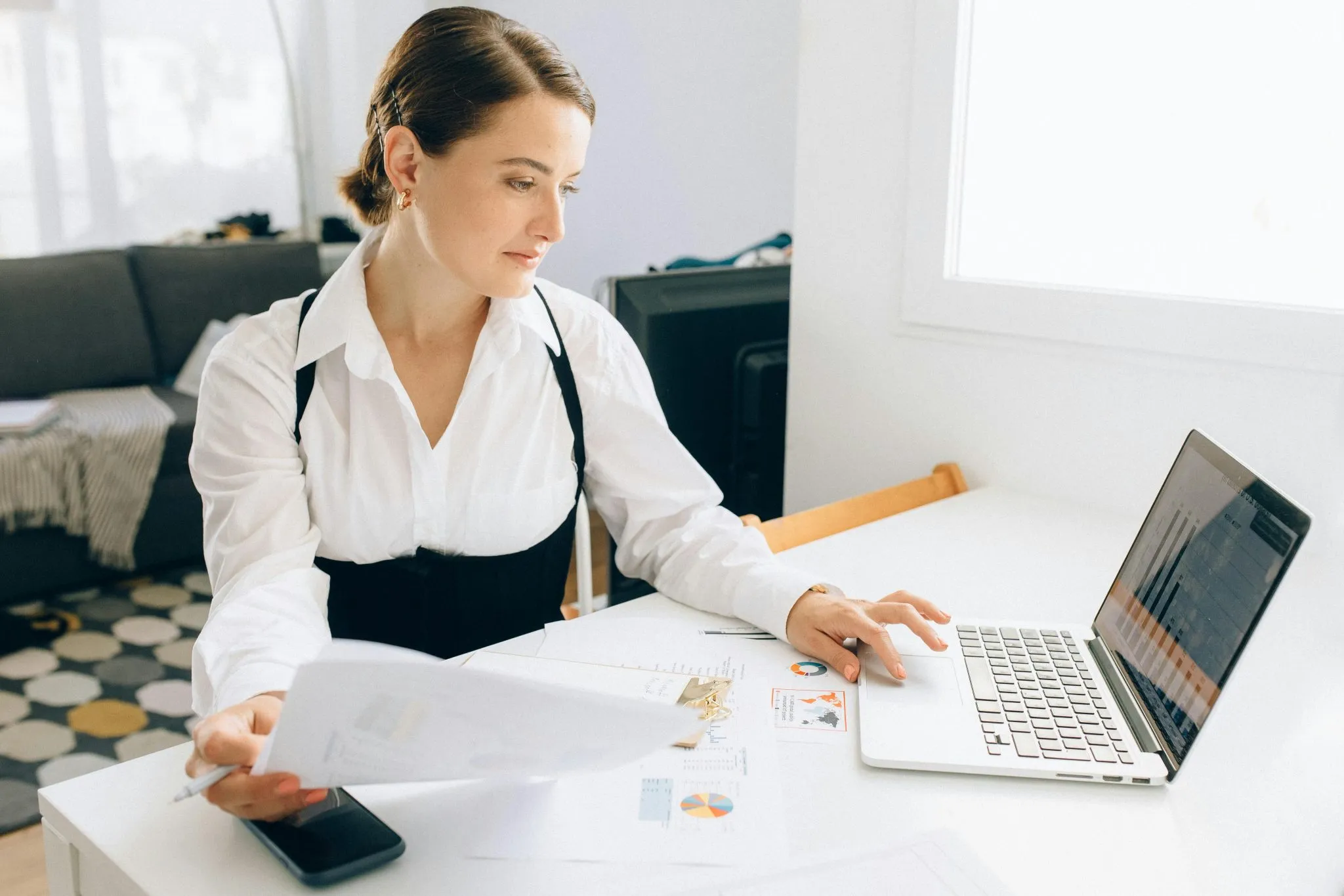 Profesional analizando información comercial para definir una estrategia D2C